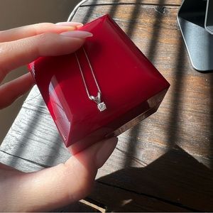 Cute single diamond necklace!